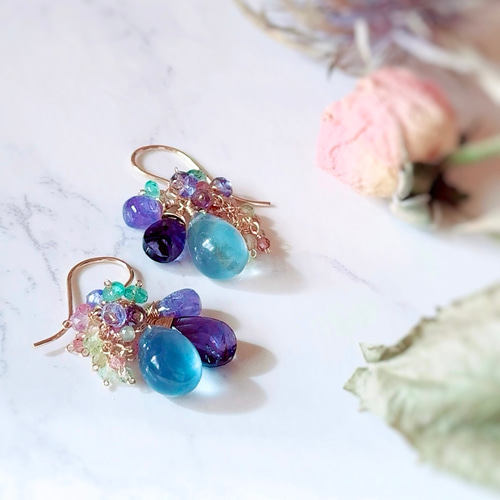 高品質フローライトと蒼の石たちの花束ピアス◇14kgf ピアス（フック 