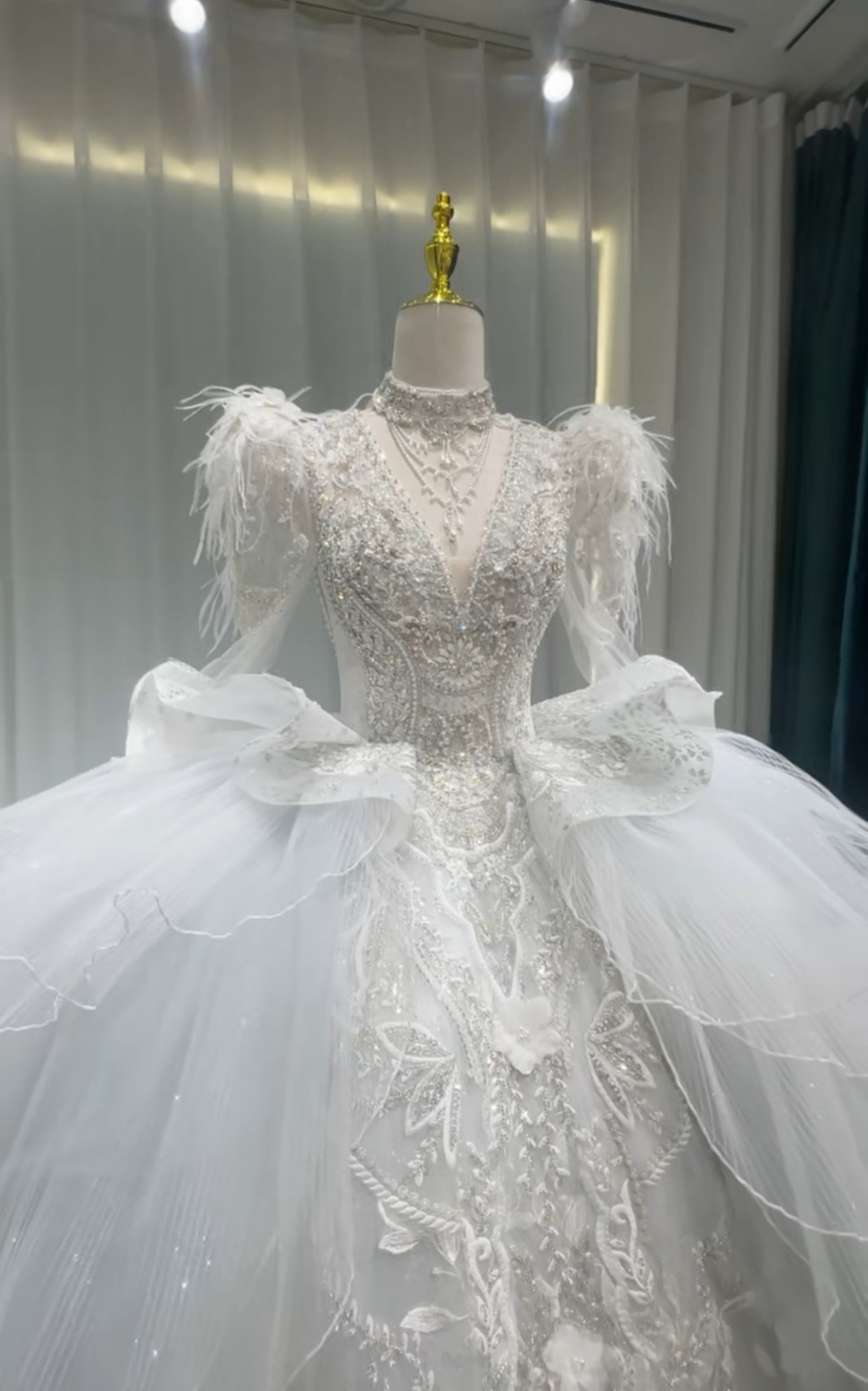 美品　咲き誇る刺繍　ロングトレーン　前撮り　長袖　王道派　サイズオーダー可能　ブライダル　白　vネック　ビジュー付き結婚