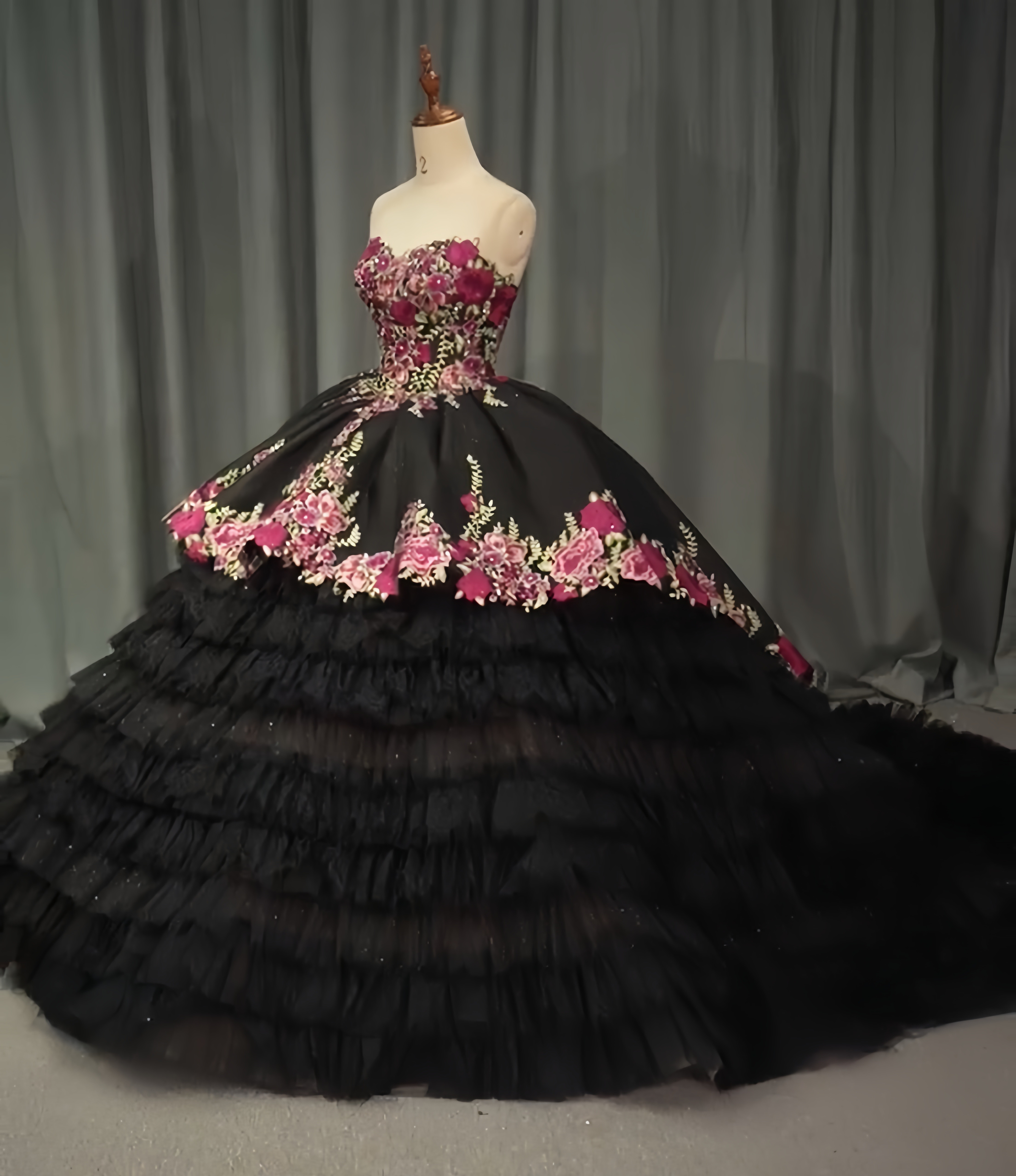 躊躇しない！ビスチェ　カラフル刺繍　ラッフルスカート高品質　華やかなトレーン　チュール　プリンセス　ブラック　ブライダル