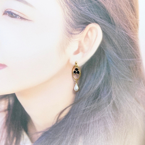 レジン ピアス ブラック 黒 1粒タイプ ドライフラワー 不規則 アシンメトリー レジン ピアス ブラック 黒 1粒タイプ ドライフラワー 不規則