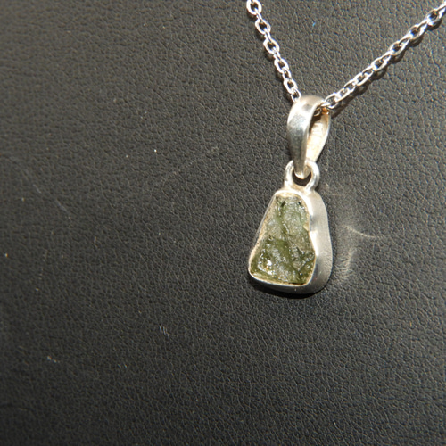 可愛いサイズ！モルダバイトのシルバー925ペンダントトップ