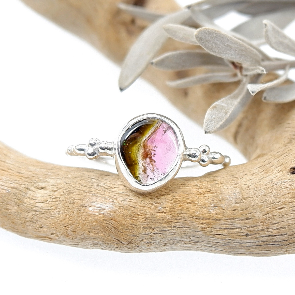 ～美しいコントラスト～　バイカラートルマリンの粒飾りリング　約13号　天然石アクセサリー　一点物　macari