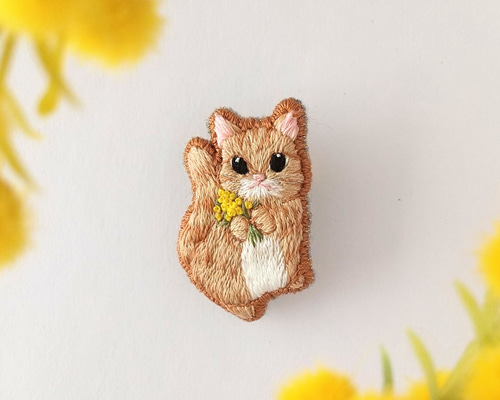 送料無料》刺繍ブローチ 猫 ミモザ 動物モチーフ ネコ 茶トラ 春 母の
