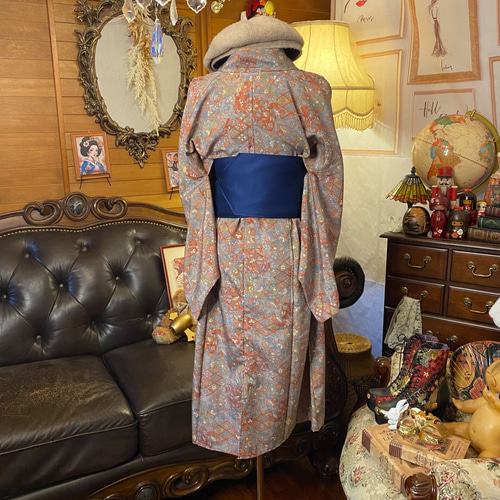 着物 リメイク ワンピース ドレス 帯サッシュベルト付き 和洋折衷 ハンドメイド 優しいパープルグレーベージュの地色に、オレンジやブルーの華やかな花々 KW-774 着物 リメイク ワンピース ドレス 和洋折衷 優しいパープルグレー