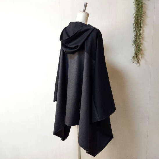 黒とグレーのバイカラーポンチョ ～ 良質生地 ジャケット ケープ