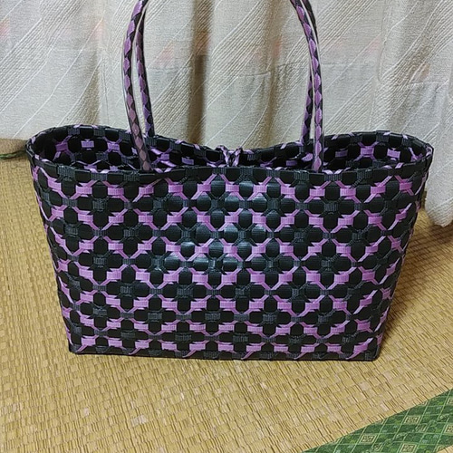 PPバンドかごバッグ(大サイズ)、プラカゴ 模様c-黒-紫、表のみボタン