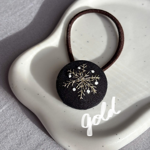 雪の結晶】冬の刺繍アクセサリー くるみボタン ヘアゴム shino 通販