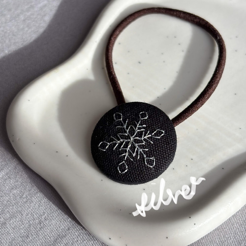 雪の結晶】冬の刺繍アクセサリー くるみボタン ヘアゴム shino 通販