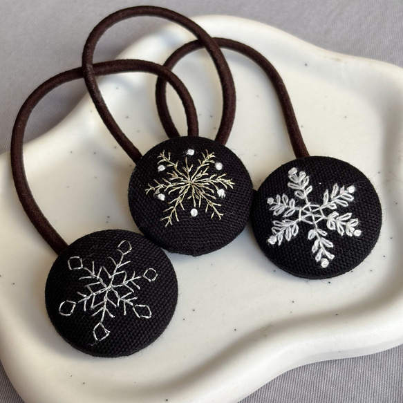 雪の結晶】冬の刺繍アクセサリー くるみボタン ヘアゴム shino 通販