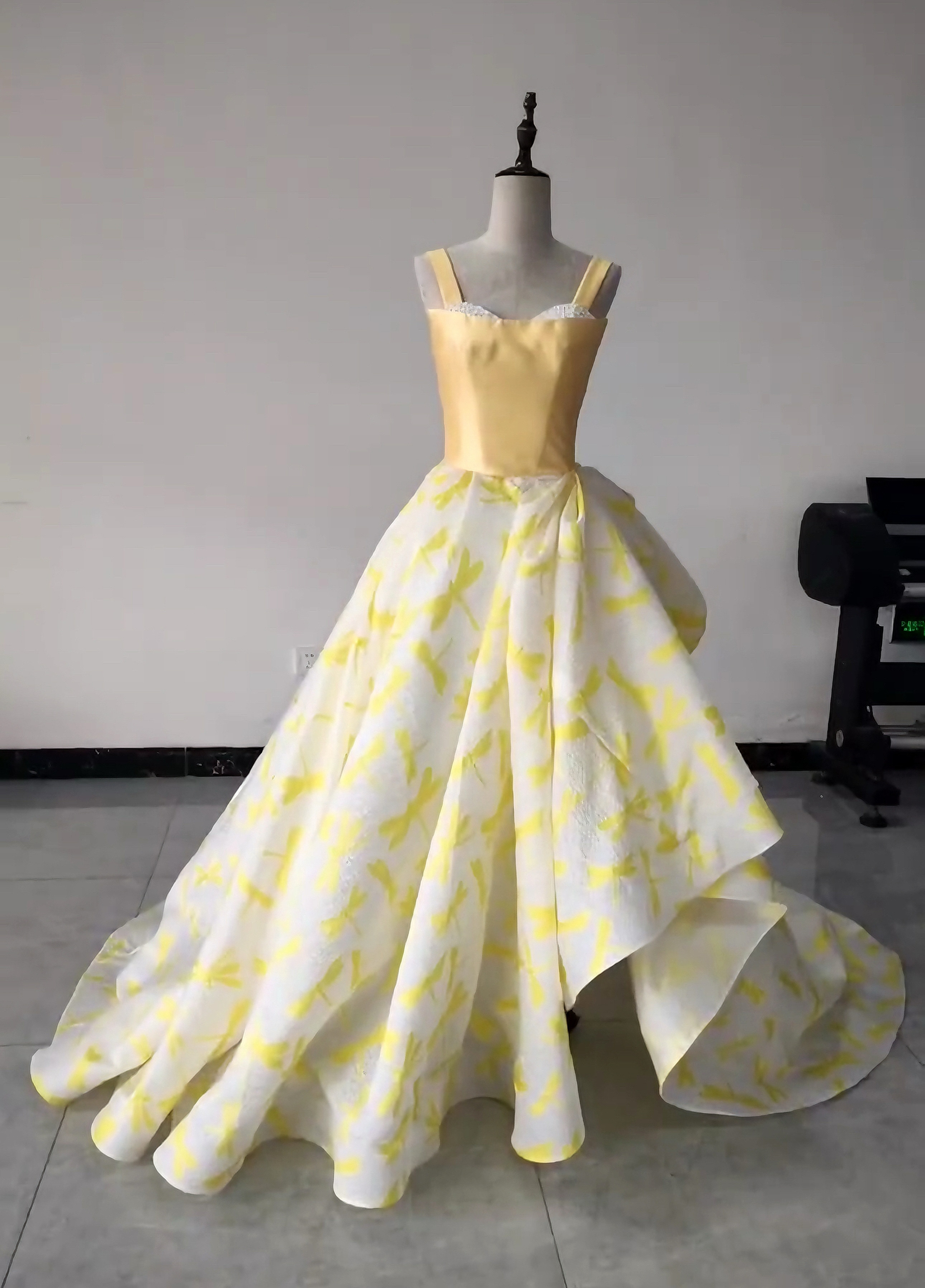 可愛いカラードレス　イエロー　肩紐あり　スクエアネック　非対称　パール付き　人気　お姫様　パーディドレス成人式音楽会卒業