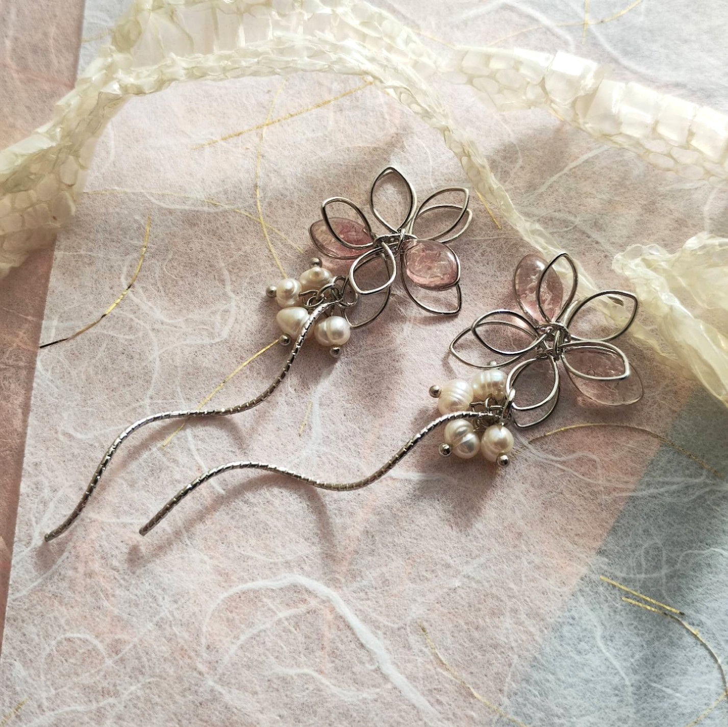 白蛇様の鱗入りの至福アクセサリー・銀の桃色　オシャレ　透明感　グラデーション　レジン　アクセサリー　レジン作品　手作り