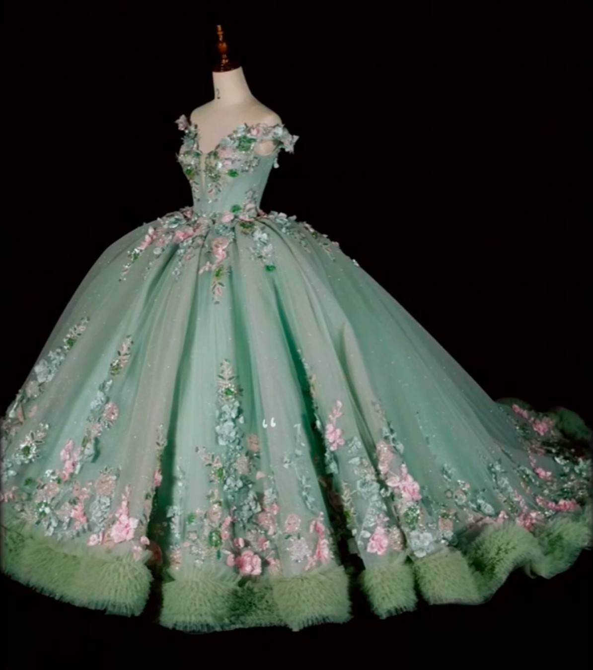 上質なドレス短いトレーン緑グリーン　ふわふわチュール　フレアスカート　ラッフルスカート　ギャザー　オフショルダー背中みせ