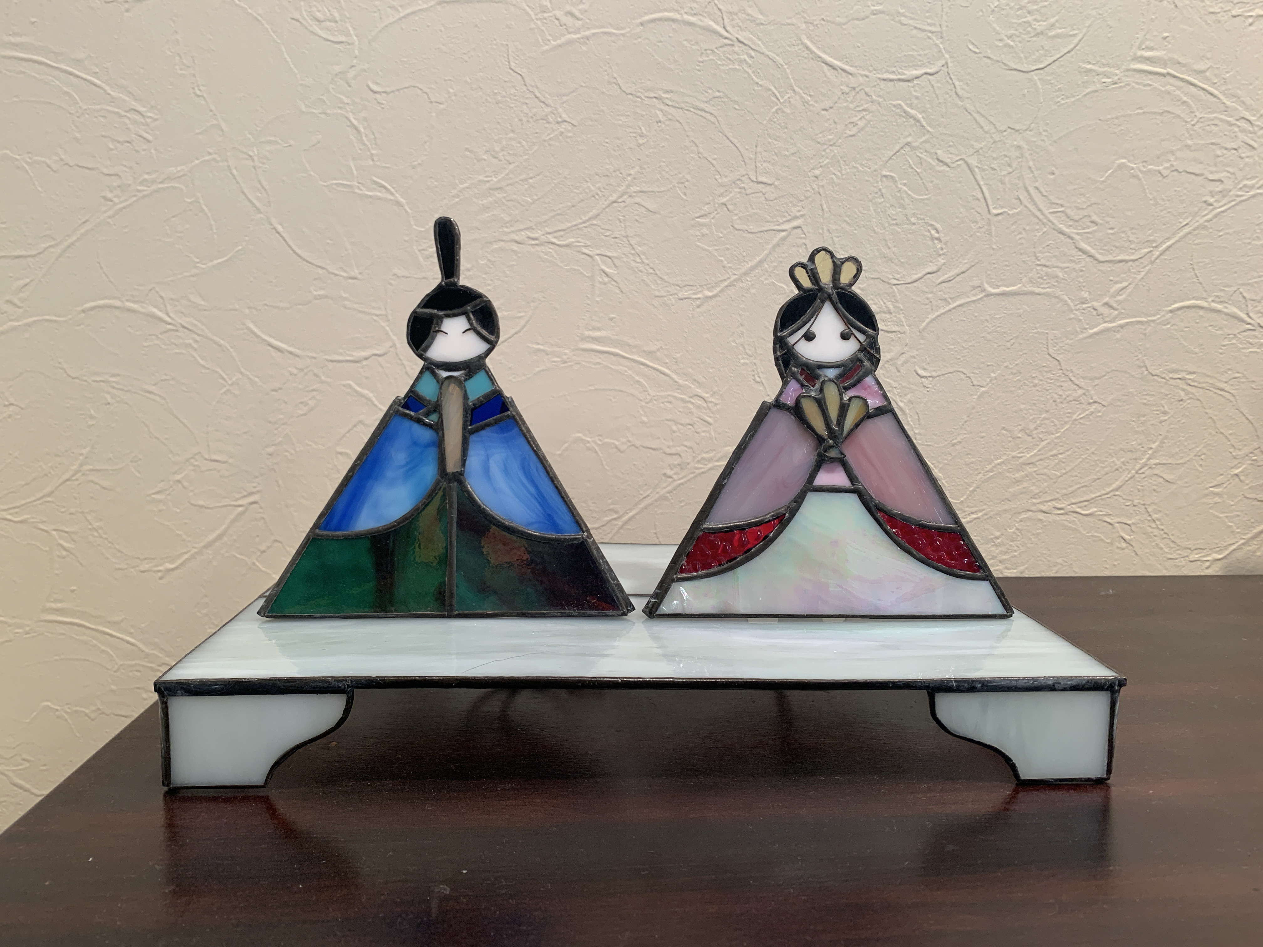 ステンドグラスのお雛様　白系の台　ランプ付き