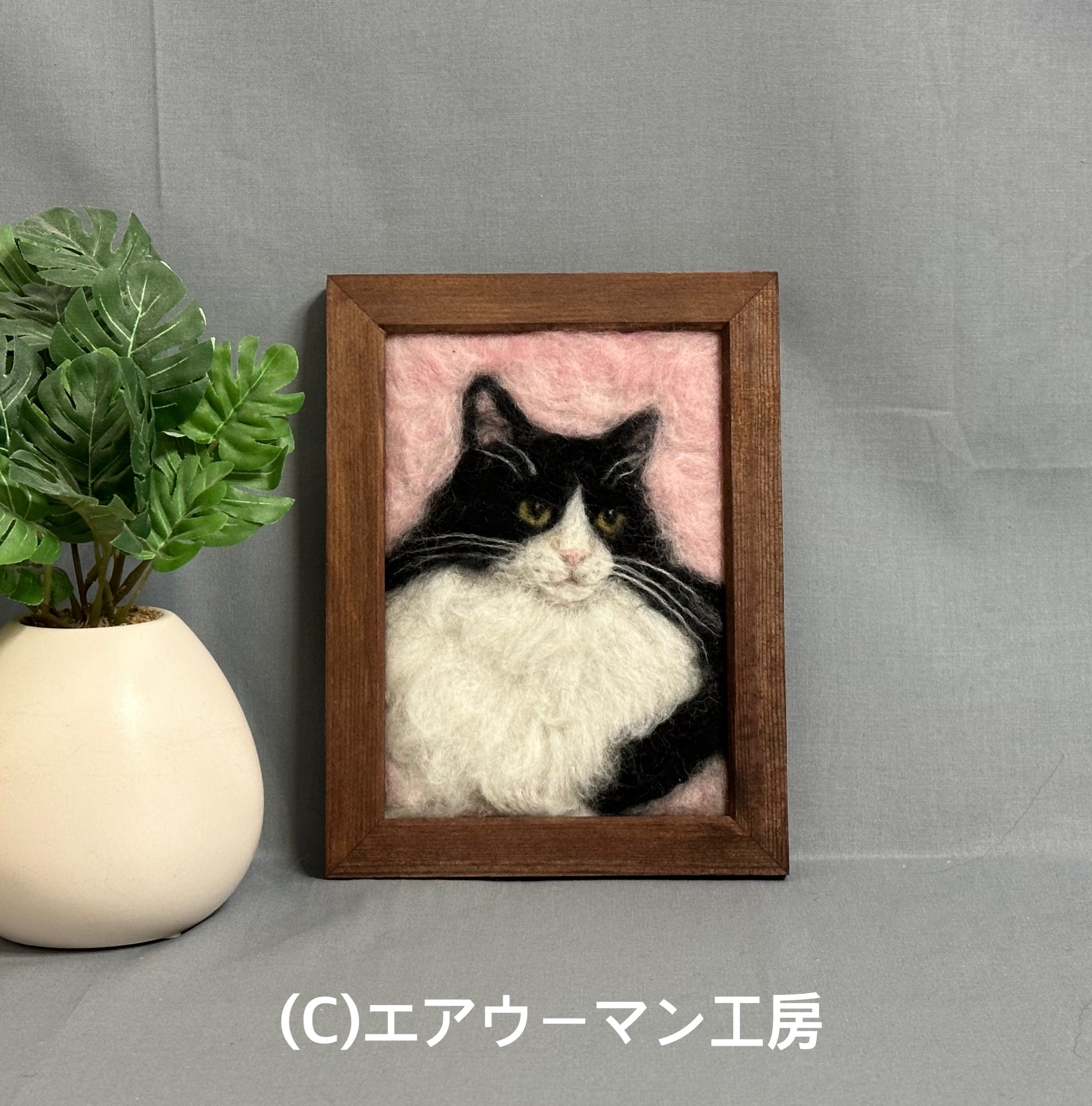 長毛のハチワレ猫を描いた２Ｌ版の羊毛絵（額縁サービス）