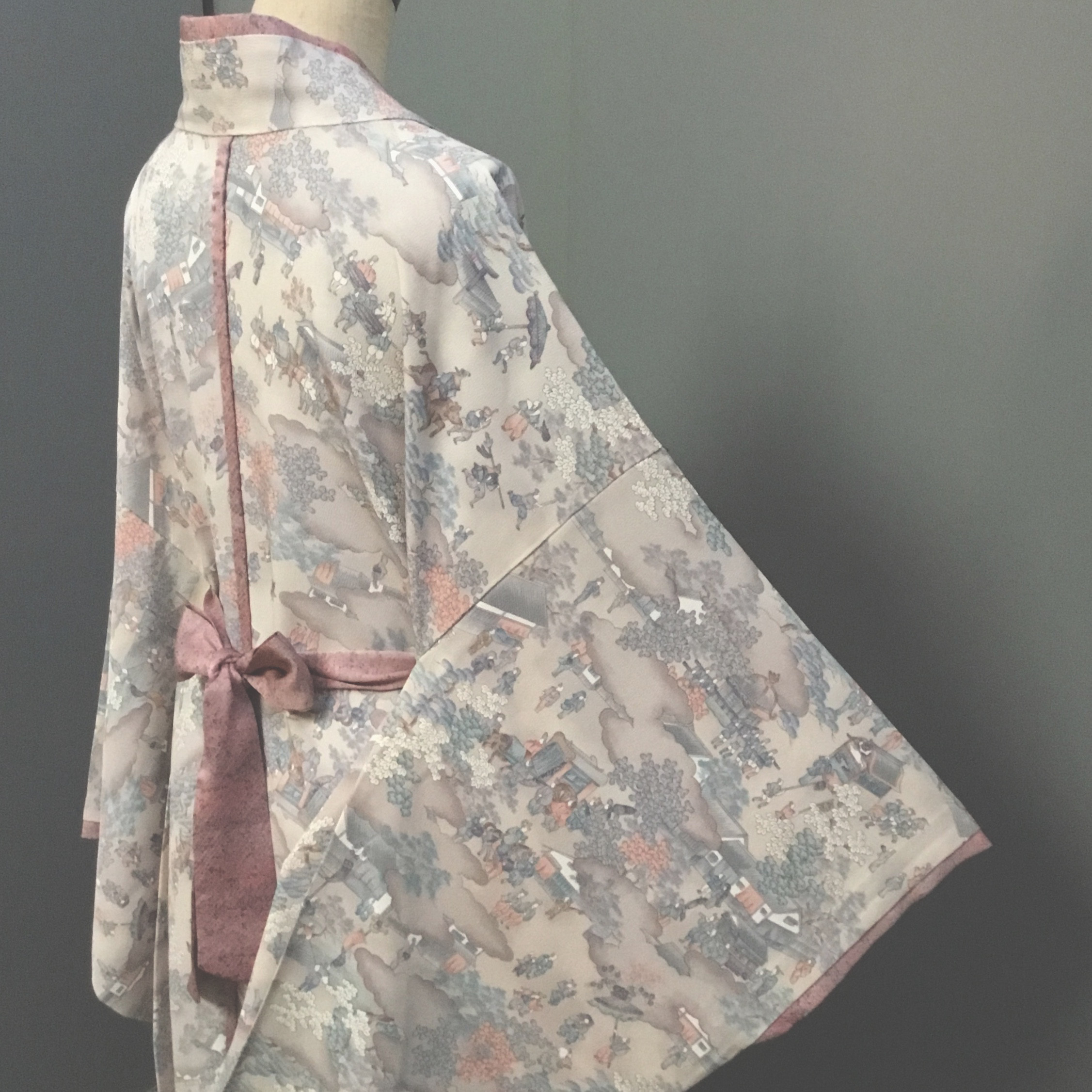 「コンセプトきもの　艶美斜衣」正絹「都図会」柄　　　　　　創作背割り着物