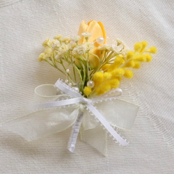 <也適用於入學儀式> 淡黃色鬱金香和含羞草珍珠閃亮春天胸花/人造花 第1張的照片