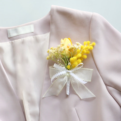 <也適用於入學儀式> 淡黃色鬱金香和含羞草珍珠閃亮春天胸花/人造花 第2張的照片