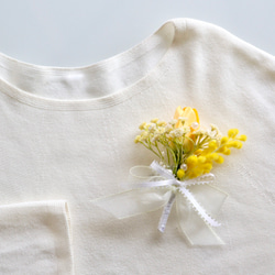 <也適用於入學儀式> 淡黃色鬱金香和含羞草珍珠閃亮春天胸花/人造花 第3張的照片