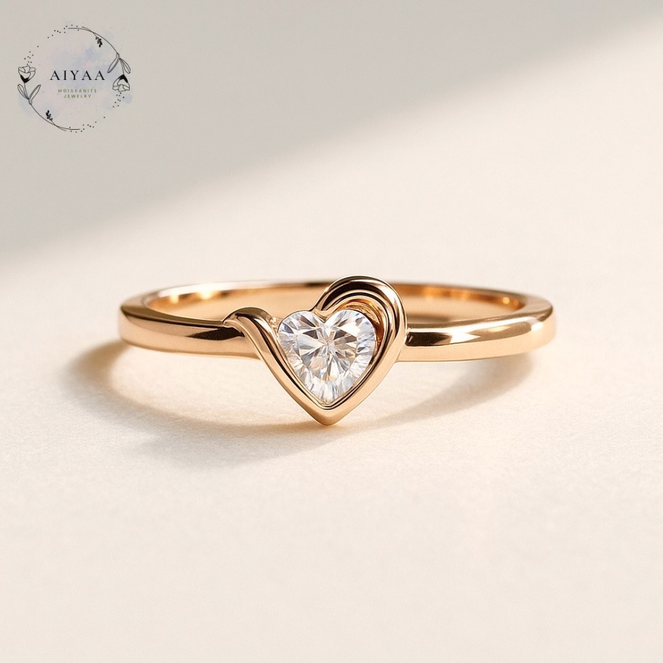 モアサナイト ハートシェイプリング｜Dカラー｜4mm｜イエローゴールド／シルバー