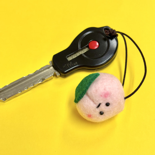 もものストラップ】 羊毛フェルト キーホルダー チャーム 傘マーカー
