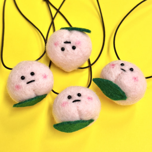 もものストラップ】 羊毛フェルト キーホルダー チャーム 傘マーカー