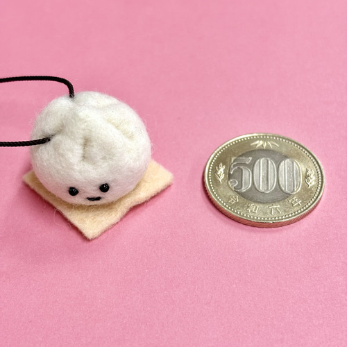 肉まんのストラップ】 羊毛フェルト キーホルダー チャーム 傘マーカー