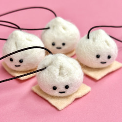 肉まんのストラップ】 羊毛フェルト キーホルダー チャーム 傘マーカー