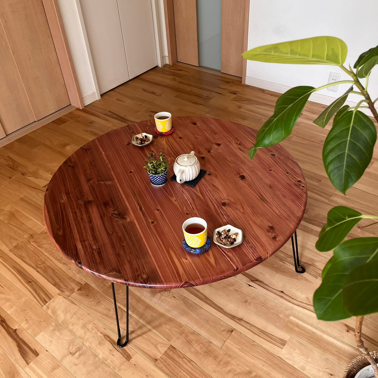 【つい触りたくなる国産杉の折り畳みちゃぶ台】直径120㎝　チェリー色　角が丸い　無垢材　ローテーブル【オーダー可】
