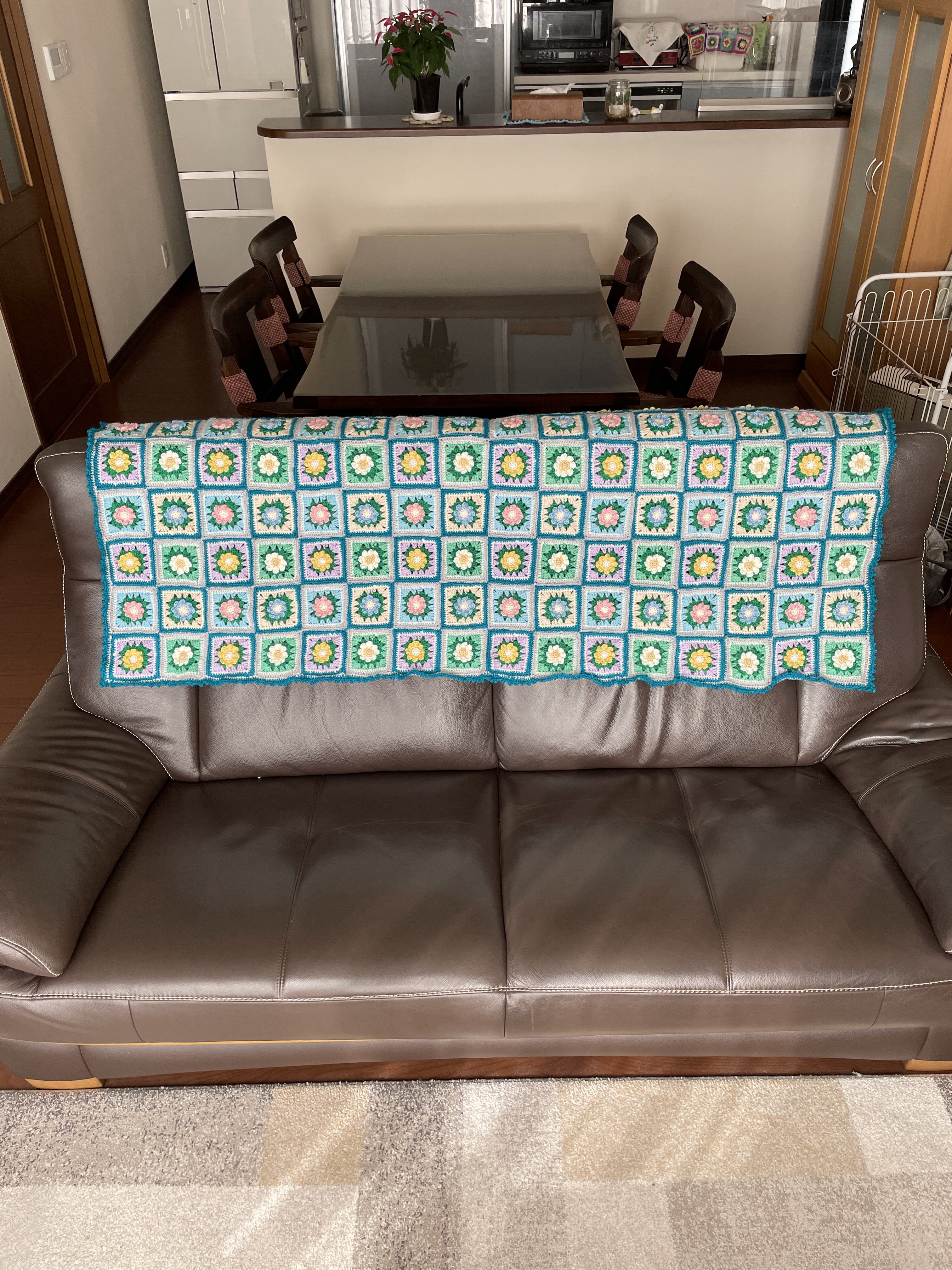 小花モチーフのブランケット，ソファーカバー