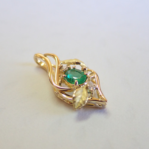 エメラルド 鮮緑のエメラルド リーフデザイン ペンダントトップ18金