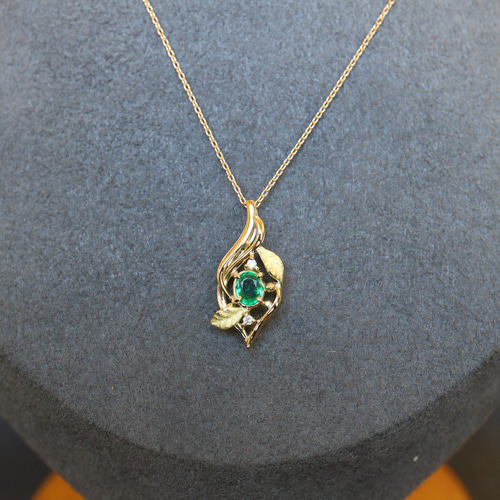 エメラルド 鮮緑のエメラルド リーフデザイン ペンダントトップ18金