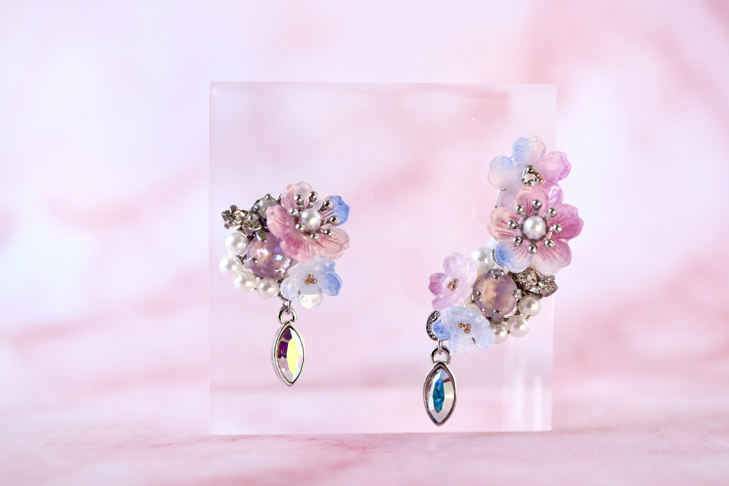 夜桜*きらめくbijouのピアス／イヤリング（右耳）+イヤーカフ（左耳）花、ギフト