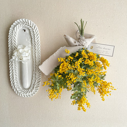 大きなミモザとピンクのオーバルリース　イタリア産ミランドール　スターチス　春 大きなミモザとピンクのオーバルリース イタリア産ミランドール