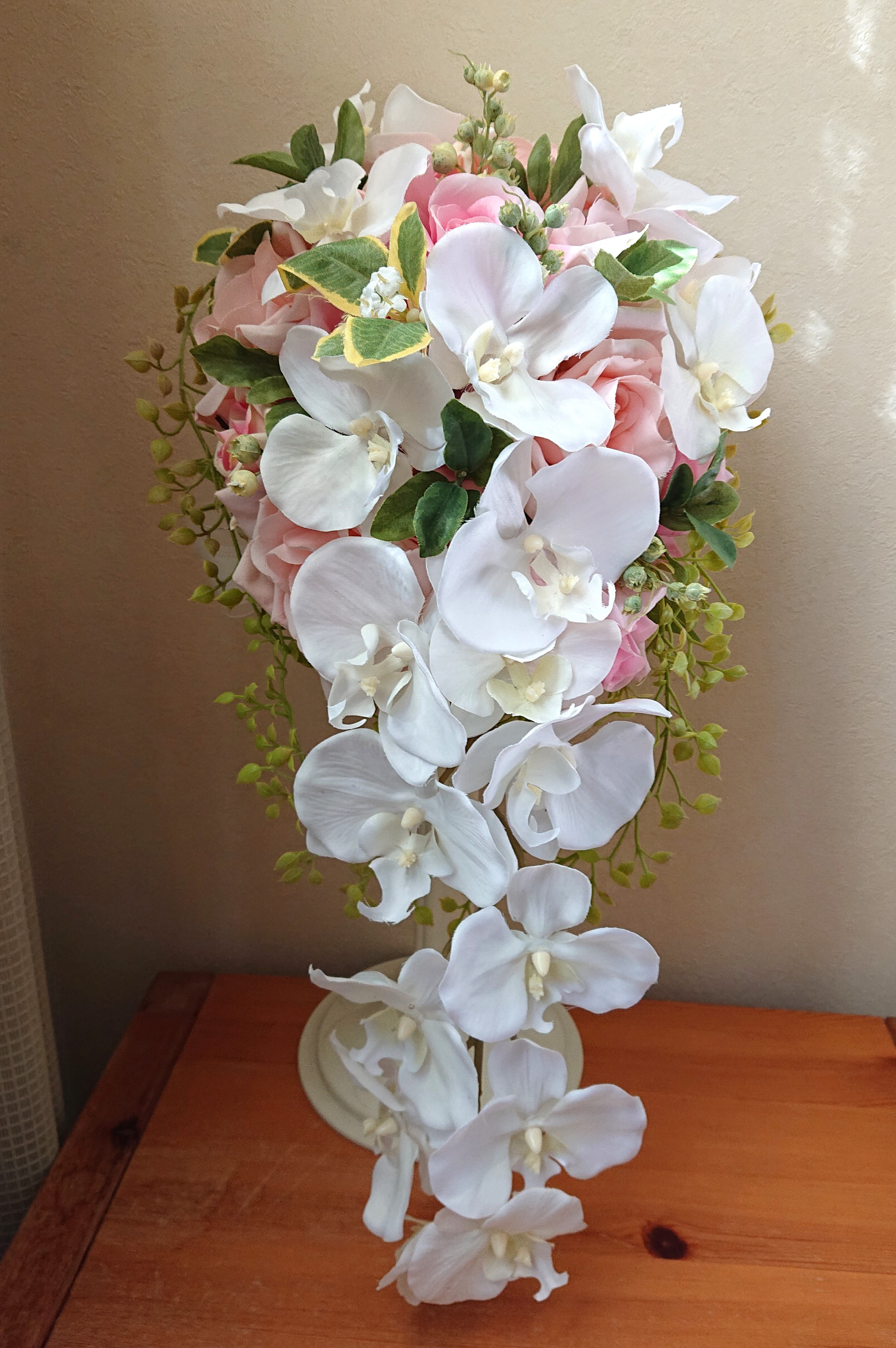 胡蝶蘭のキャスケードブーケ。大人気♪ブートニア付き♪生花みたいに綺麗な造花です♪高品質なのに安い