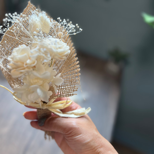 ドライフラワーブーケを持ったくまさん ミニスワッグ 花束