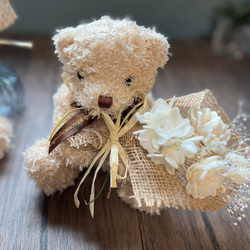 ドライフラワーブーケを持ったくまさん　ミニスワッグ　花束　ぬいぐるみ　テディベア　くまのキャメル 3枚目の画像