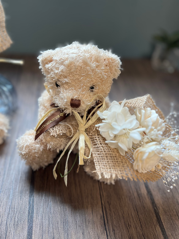 ドライフラワーブーケを持ったくまさん　ミニスワッグ　花束　ぬいぐるみ　テディベア　くまのキャメル 3枚目の画像