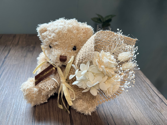 ドライフラワーブーケを持ったくまさん　ミニスワッグ　花束　ぬいぐるみ　テディベア　くまのキャメル 1枚目の画像