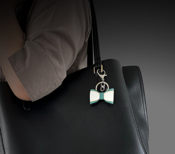 緑 反射板 リフレクター キーホルダー 大人かわいい バッグチャーム リボン クリスマス 通勤  ギフト プレゼント 3枚目の画像