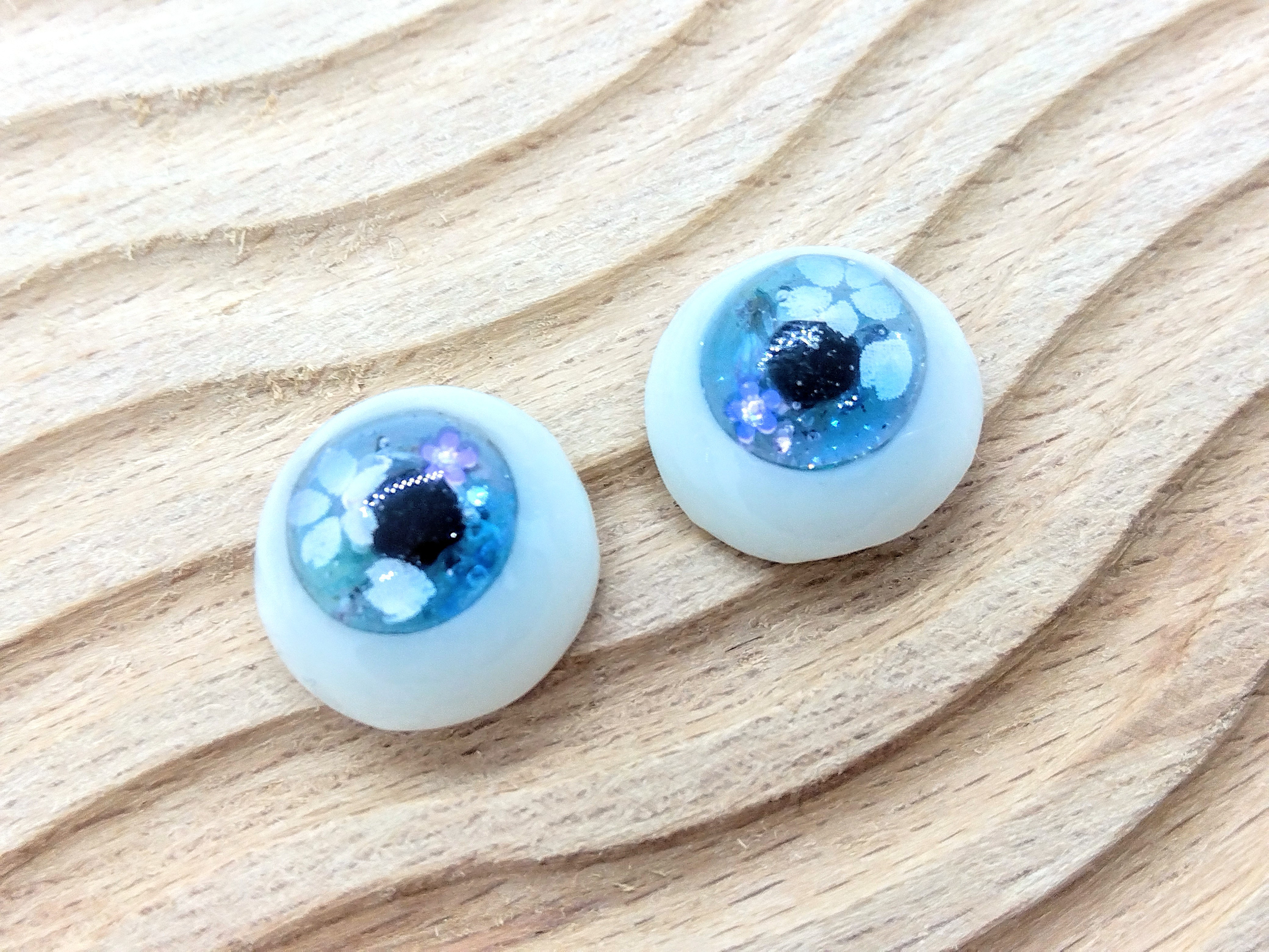 瑠璃色の胎に白・青のアイ多数のモザイク貼り付大玉、ジャワ出土、5C-9C制作とは