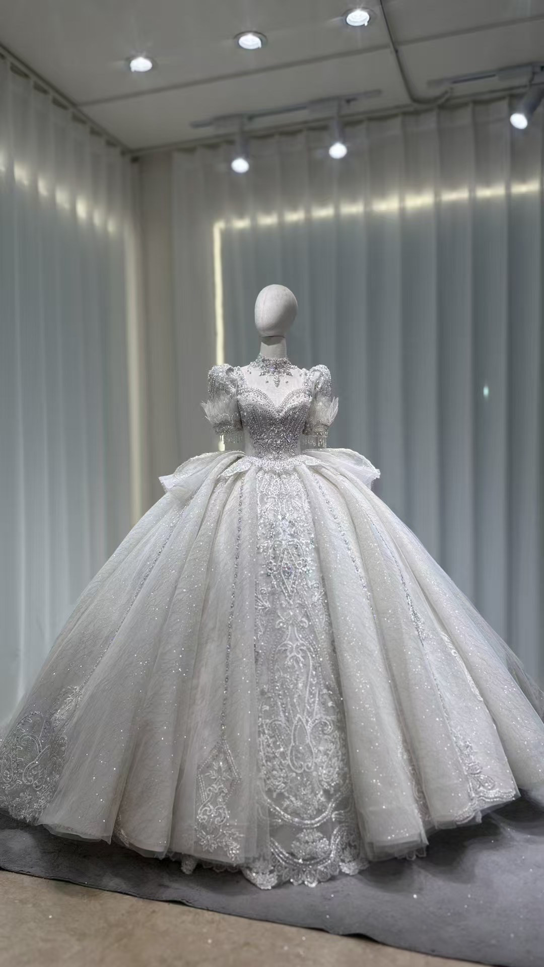 憧れのドレス　ホワイト　ウェディングドレス　半袖　フラワー　姫袖　プリンセスライン　フレアスカート　ボリューム前撮り花嫁