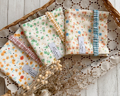 ハンカチみたいなサニタリーポーチ＊小花柄 ピンク＆ブルー ポーチ 布