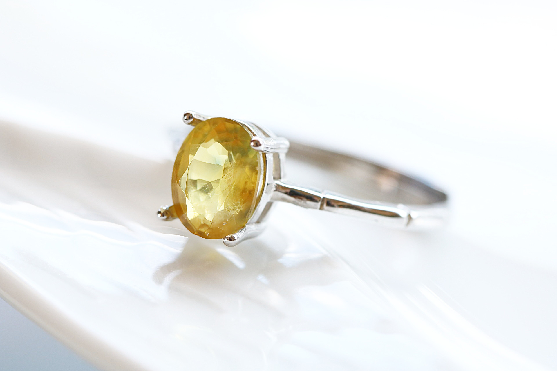 天然石サファイア「大粒。イエローに1滴のブルー」 silver925 フリーサイズ  バンブーリング 9号～18号