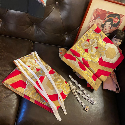 黒留袖 着物 リメイク ワンピース ドレス 洗える 化繊 二/2部式お太鼓 袋帯ハンドメイド レトロ 古着 和洋折衷  深い漆黒の地に描かれた鮮やかなオレンジと青の波模様 TKW-60 黒留袖 着物 リメイク ワンピース ドレス 洗える 化繊 二/2部式お太鼓