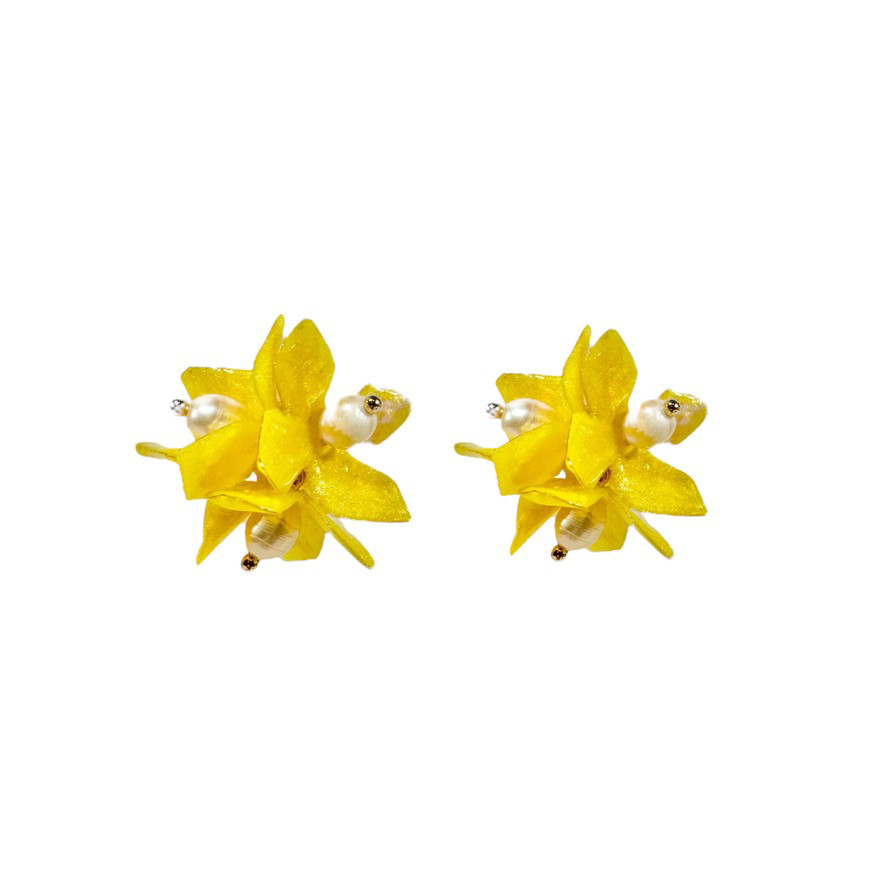 ライラック　ピアス　お花　黄色　アップサイクル　淡水パール　小ぶり　春　淡い　サステナブル　フラワー　レジン　イヤリング
