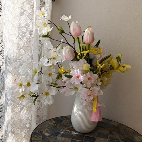 桜にチューリップ ハナミズキとスイートピーが華やかな花瓶＆タッセル