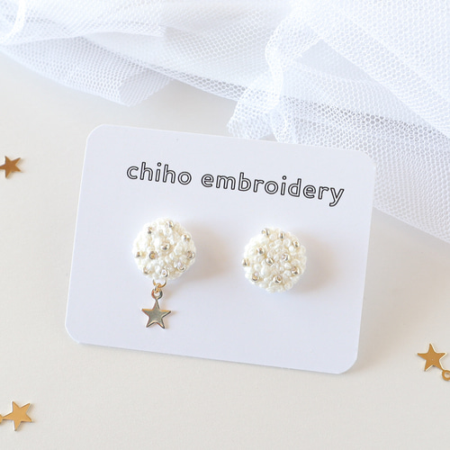 星が揺れるビーズと刺繍の小粒ピアス ピアス（スタッド・一粒） chiho  