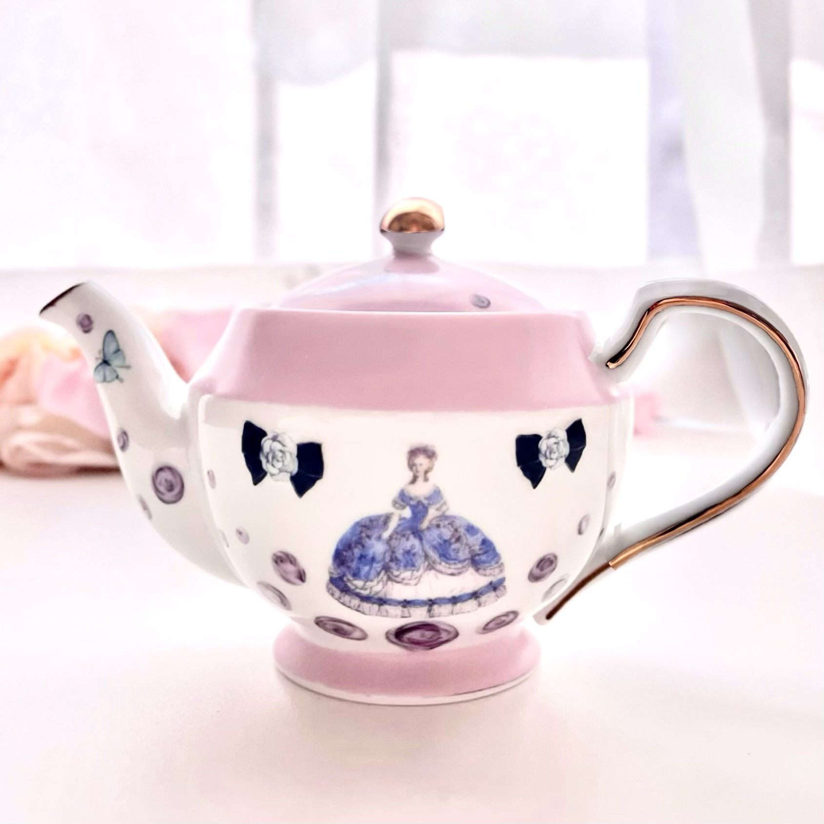 【イニシャル入れ無料】ローズが舞う　マリーアントワネットの桜ピンクのティーポット　陶器　磁器
