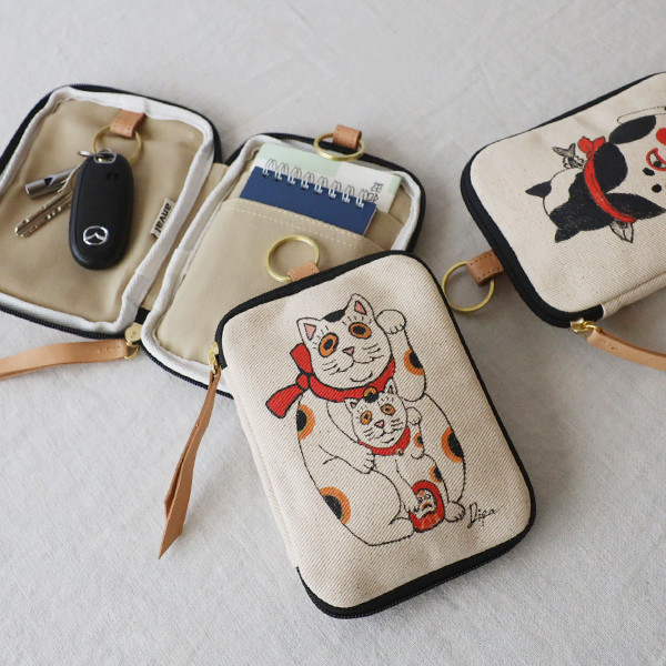 春支度ＳＡＬＥ　 Mサイズ　手描き　招き猫　クッション入り 生成りデニム　マルチ キーケース／通帳 手帳S03A