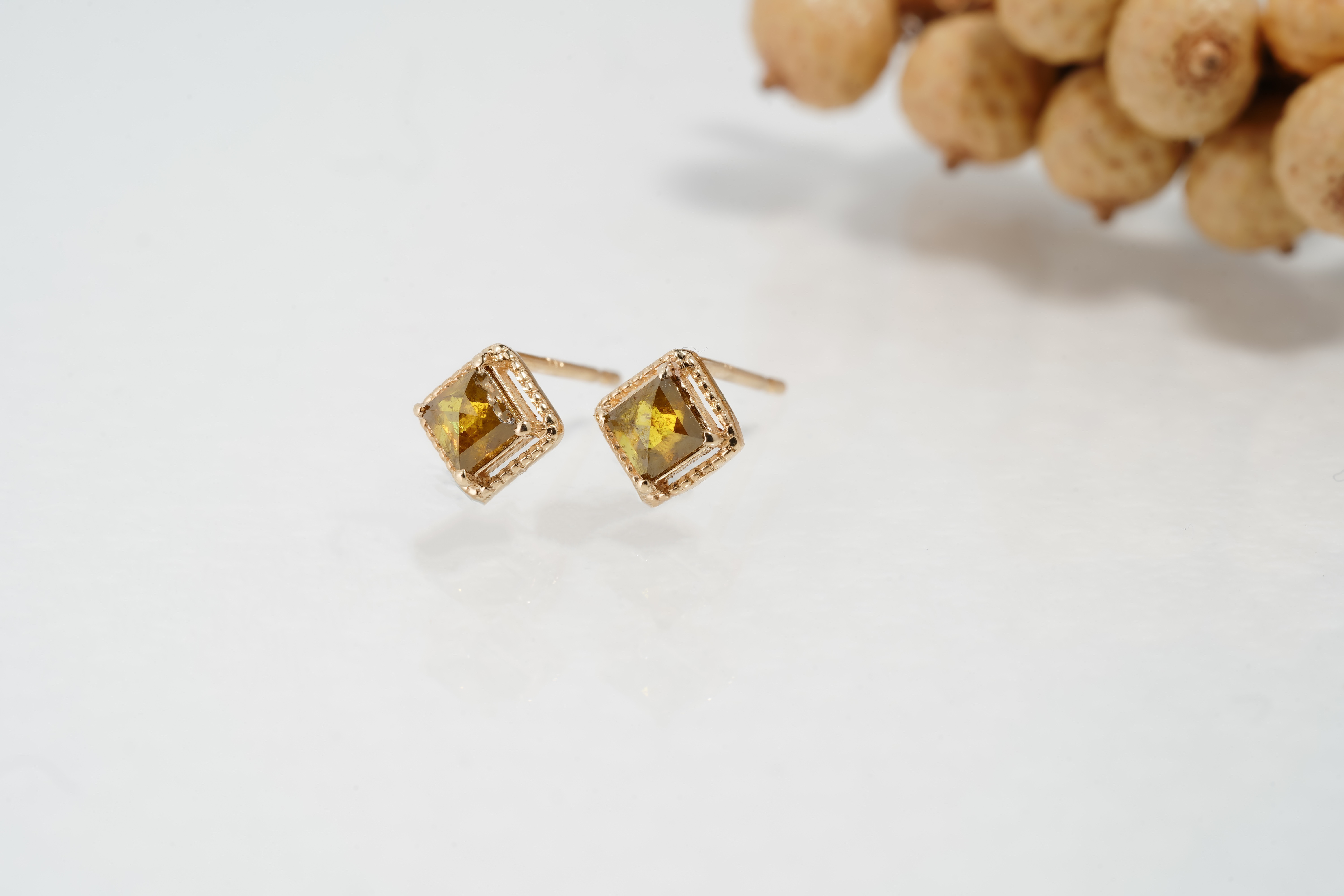 K18YG 『耳元にアンティーク』スクエアローズカット天然ダイヤモンドピアス